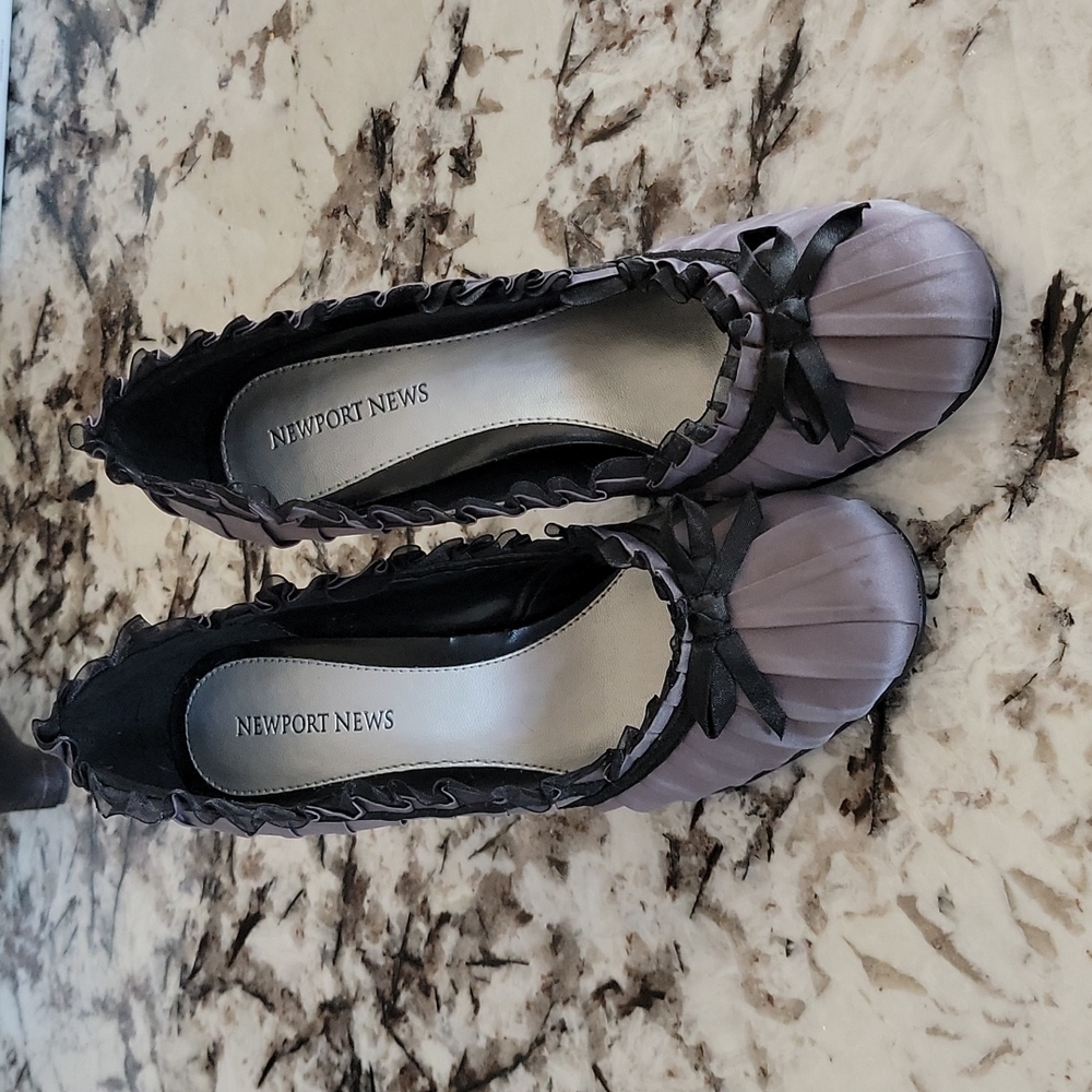 Newport News, Gray & black pumps